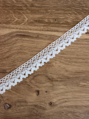 Load image into Gallery viewer, White 1.25" Wide Crochet Lace