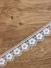 Load image into Gallery viewer, White 1.25" Wide Crochet Lace