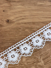 Load image into Gallery viewer, White 1.25&quot; Wide Crochet Lace
